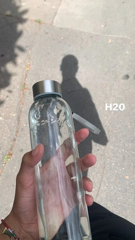 Ria Core, Normcore Fashion, Bottle Drink, Kitchen Item, It Boy, Muslim Fashion Outfits, Healthy Lifestyle Inspiration, Instagram Creative, Bathroom Products