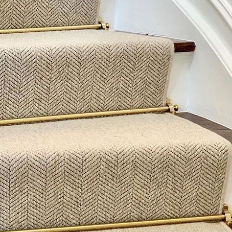 STARK on Instagram: "#Trendspotting 👀 @laurenelaineinteriors imparts classic elegance to this curved staircase by pairing the herringbone pattern of our ‘Incline’ carpet with golden stair rods. ✨ . #STARKCarpet #STARKTouch #InteriorDesign #InteriorStyling #InstaInteriors" Stair Runner Rods, Brass Stair Rods, Patterned Stair Carpet, Staircase Runner, Stair Rods, Oak Stairs, Beige Paint, Stained Oak, Curved Staircase