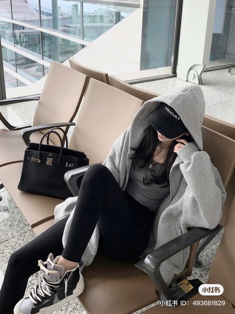 Travel Aesthetic Airport Outfit, Airport Outfit Korean, Travel Aesthetic Airport, Aesthetic Airport, Airport Fits, Outfit Korean, Cute Poses For Pictures, Airport Style, Airport Outfit