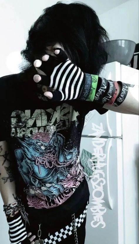 2000s Emo Outfits, Scene Emo Fashion, Striped Fingerless Gloves, Emo People, 2000s Scene, Emo Fits, Striped Gloves, Scene Boys, Fashion 2000s