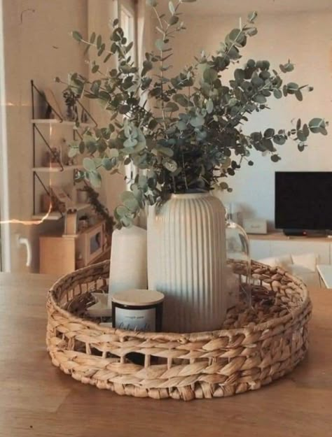 Bedroom Centerpiece Ideas, Round Dinner Table Decor, Table Centerpieces For Home Everyday, Shell Table Decor, Table Accessories Decor, Centre Table Decor, Woodland Living Room, End Table Decor, Round Dinner Table