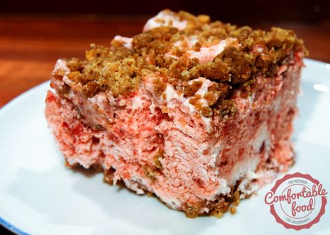 frozen strawberry crunch cake---KEEP & CHECK IT OUT--LOOKS ALOT LIKE VIVIAN'S STRAWBERRY DESSERT YUM Strawberry Crunch Brownies, Strawberry Crumble Cake Recipe, Strawberry Crumble Cake, Crunch Brownies, Frozen Fruit Recipes, Strawberry Crunch Cake, Strawberry Crumble, Strawberry Crunch, Frozen Strawberry