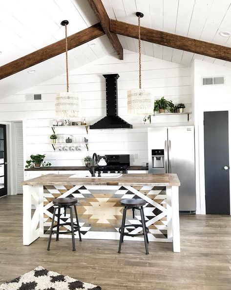 Love at first sight...this is my dream kitchen must have that island! For sure going in my next house 😍💗 Interior Design Country, Model Dapur, Farmhouse Trends, Bohemian Kitchen, Western Homes, Boho Kitchen, Style Deco, Western Home Decor, Decor Minimalist