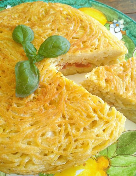 Spaghetti Omelette (Frittata di Pasta), Campania Style - Our Edible Italy Leftover Spaghetti Noodles Recipes, Spaghetti And Eggs Recipes, Pasta Omelette, Fried Spaghetti And Eggs, Breakfast Noodles, Breakfast Spaghetti, Italian Omelette, Breakfast Pasta, Spaghetti Frittata