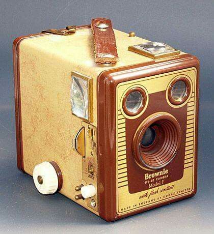 Brownie camera  Brownie camera | photography | camera collection | good cameras | cameras | camera accessories | #dslr #photography #cameragear Kodak Brownie Camera, Box Brownie Camera, Brownie Camera, Fotocamere Vintage, Kodak Camera, Box Camera, Antique Cameras, Camera Obscura, Kodak Moment