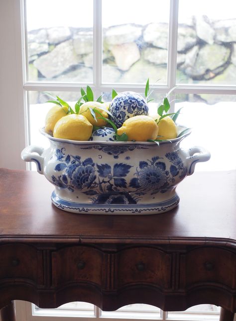 Coastal Grandmother Aesthetic Apartment, Lemon Decorations, Blue And White Living Room, Bank Building, Blue And White Decor, Chinoiserie Decorating, Blue And White Chinoiserie, Blue White Decor, Blue And White Vase