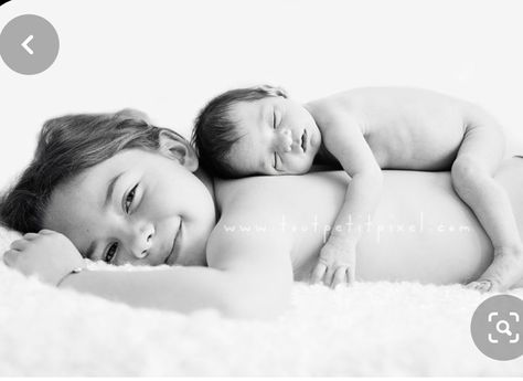 Vom Avea Un Copil, Photo Bb, Newborn Sibling, Sibling Pictures, Baby Fotografie, Newborn Family Photos, Sibling Photography, Sibling Photos, Newborn Photography Poses