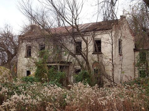 Abandoned Farm House along Old US-40 & I-70 near Pendleton, MO_PB192771 by Wampa-One, via Flickr Abandoned Structures, Abandoned Farm, Old Abandoned Buildings, Creepy Places, Abandoned Homes, Abandoned Property, Old Abandoned Houses, Forgotten Places, Old Mansions