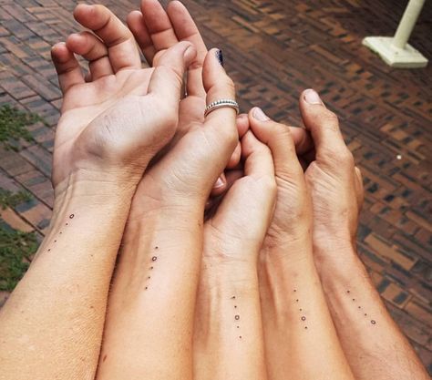 Mom and daughters tattoo Friendship Tattoo Ideas, Siblings Tattoo, Tattoo Sister, Brother Tattoo, Group Tattoos, Friendship Tattoo, Small Wave Tattoo, Brother Sister Tattoo, Tattoo Placements