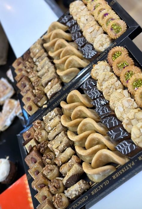 Moroccan Desserts, Moroccan Cookies, Moroccan Kitchen, Foreign Food, Moroccan Food, Buffet Food, African Food, Culinary Arts, Pretty Food