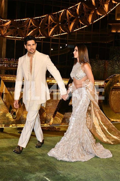 Sidharth Malhotra and Kiara Advani make heads turn at the grand NMACC opening Check more at https://waowfashion.com/2023/04/01/sidharth-malhotra-and-kiara-advani-make-heads-turn-at-the-grand-nmacc-opening/ Kiara Advani Manish Malhotra, Siddarth Malhotra Wedding, Kiara Advani Reception Look, Sangeet Couple Outfits, Siddharth Malhotra Wedding, Couple Indian Outfits, Sidharth Malhotra Wedding, Siddharth Malhotra And Kiara Advani, Kiara Advani Lehenga