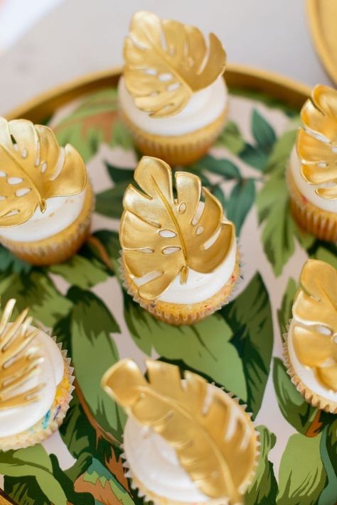 Palm Leaf Cupcakes, Tropical Leaf Cupcakes, Tropical Wedding Cupcakes, Tropical Cupcake Ideas, Tropical Cupcakes Decoration, Tropical Theme Cupcakes, Tropical Dessert Table, Leaf Cupcakes, Safari Party Ideas