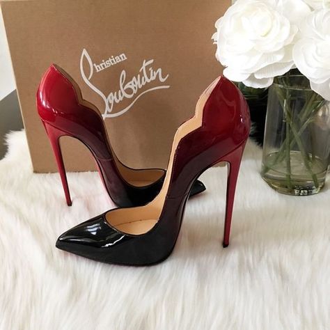 Modelos de Sapatos Louboutin Lindos Christian Louboutin Outlet, Christian Louboutin Boots, Afrikaanse Mode, Ladies Wear, Louboutin Heels, Cool Ideas, Red Bottoms, Black High Heels, Crazy Shoes