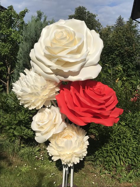 Giant roses decorations Giant Flowers Wedding, Giant Paper Rose, Paper Flowers Tutorial, Giant Paper Flower Tutorial, Flowers Australia, Giant Paper Flower, Crepe Paper Flowers Diy, Giant Paper Roses, Giant Roses