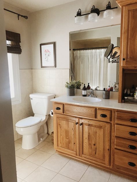 Apartment Bathroom Brown Cabinets, Bathroom Color Ideas With Oak Cabinets, Bathroom Decor With Oak Cabinets, White Bathroom With Oak Cabinets, Bathrooms With Honey Oak Cabinets, Oak Cabinets Bathroom Ideas, Brown Bathroom Cabinets Decor, Oak Trim Bathroom Ideas, Natural Wood Trim Bathroom