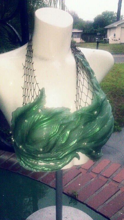 Ooooo.....mermish. I like this mermaid top much better then the typical shell or starfish bra. More grungy and realistic. Mermaid Parade, Mermaid Top, Hallowen Costume, Beyond The Sea, Mermaid Aesthetic, Mermaid Life, Halloween 2016, Mermaid Tails, Mermaid Costume