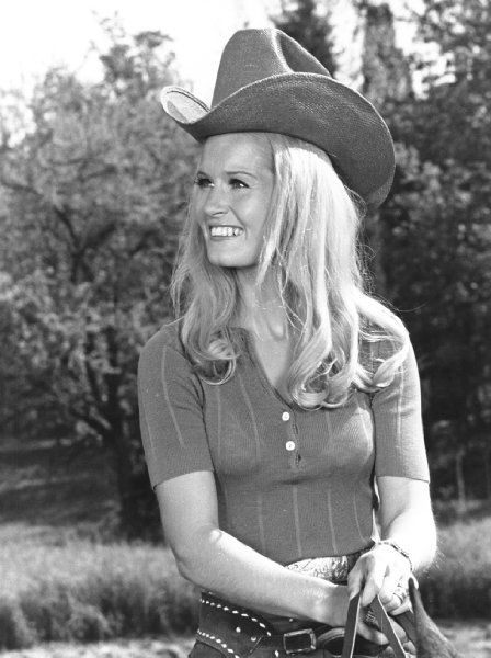 LYNN ANDERSON - country music singer. Old Country Music Singers, Anderson Aesthetic, American Folk Music, Country Western Singers, Lynn Anderson, Old Country Music, Texas Ranger, Country Music Videos, Western Music