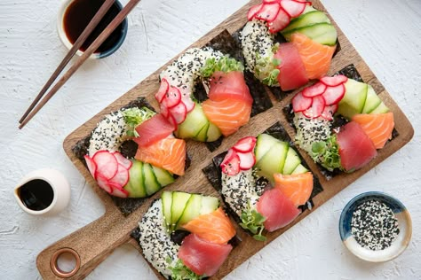 How to Make Sushi Donuts Recipe - Food Instagram Trends International Sushi Day, Sushi Cake, Make Sushi, Donuts Recipe, Food Instagram, How To Make Sushi, Instagram Trends, Sushi Rice, Idee Pasto Sano