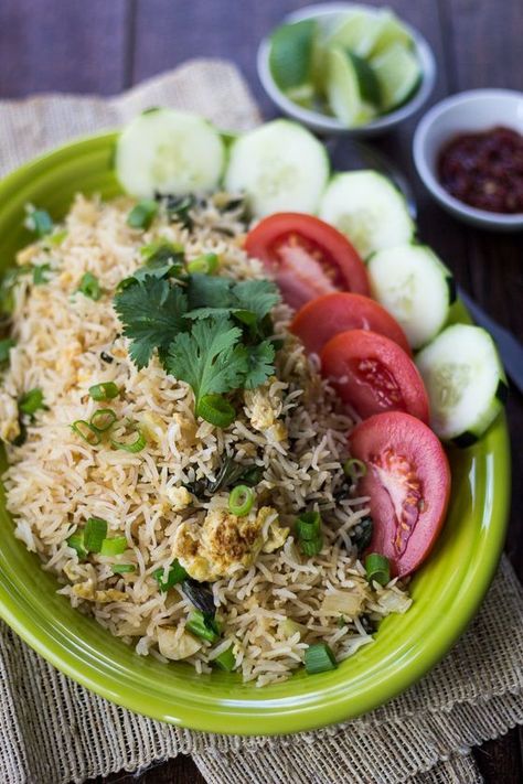 The best way to use up leftovers: Classic Thai Style Fried Rice! Fried Rice Thai, Thai Fried Rice, Fried Rice Recipe Easy, Asian Meals, Bento Lunches, Wheat Recipes, Filipino Foods, Savory Dinner, Gluten Free Chili