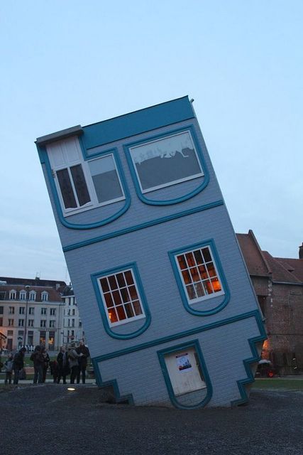 I didn't know that upside down houses existed! I couldn't believe how many photos I found once I started searching! I think this ones the cutest! Strange Buildings, Unusual Houses, Upside Down House, Crazy Houses, Unusual Buildings, House Photo, Unusual Homes, Interesting Buildings, Amazing Buildings