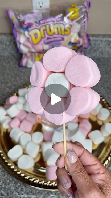 Rosita Flores on Instagram: "#marshmallow #flowers #parati #viralvideos #viralreels #flores #bombon #fypage" Pinata Flower, Sweet 16 Party Food Ideas, Diy Gifts For Teens, Giveaways For Kids, Marshmallow Flowers, Fairy Birthday Cake, Flower Candy, Flower Desserts, Minnie Mouse Party Decorations