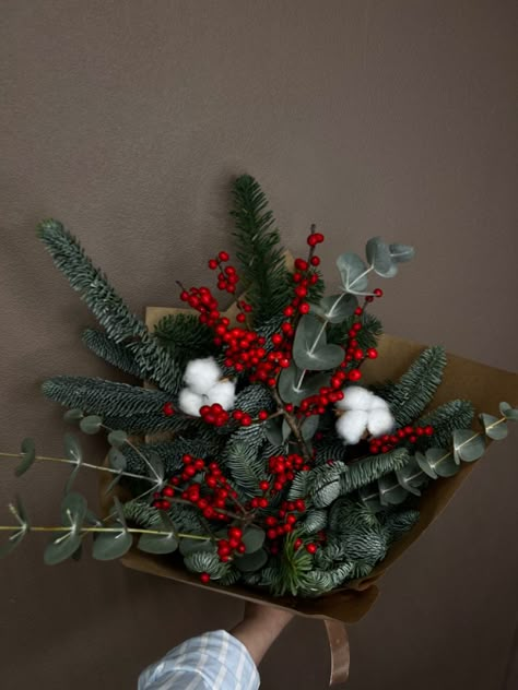 Christmas Flowers Bouquet, Xmas Flowers, Holiday Bouquet, Minimalist Christmas Decor, Christmas Bouquet, Christmas Prep, Christmas Flower Arrangements, Winter Bouquet, Holiday Flower