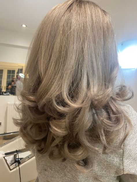 Curled At Ends Hair, Curled Up Ends Hairstyle, Hair Curled Outward At Ends, Bouncy Ends Hair, Hair Curled Inwards At Ends, Short Bouncy Blow Dry, End Curls Medium Hair, Curled Hair Ends, Shoulder Length Blowout Curls