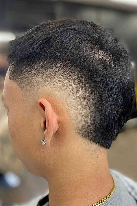 Man with a clean burst fade haircut and a v-cut at the nape. Mid Burst Fade, Haircuts Guys, Haircuts Inspiration, Short Or Long Hair, Burst Fade, Men's Haircuts, Modern Men, Quick Braided Hairstyles, Fade Haircuts