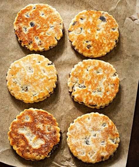 Welsh Cakes for St David's Day Welsh Cakes Recipe, Welsh Cakes, Breakfast Scones, Great British Food, Cake Preparation, Welsh Recipes, Victoria Sponge Cake, Food Signs, Mary Berry