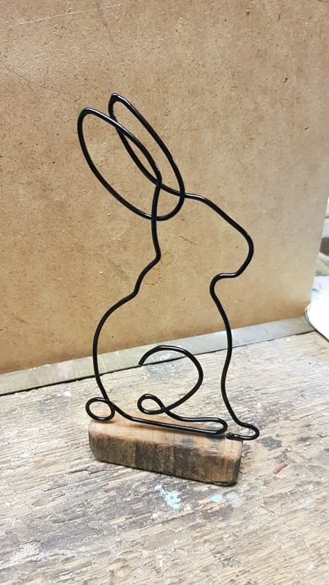 Wire Work Sculpture, Wire Art Sculpture Easy, Metal Wire Art, Barbed Wire Art, Rabbit Black, Art Fil, Wire Wall Art, Wire Knitting, Wire Art Sculpture