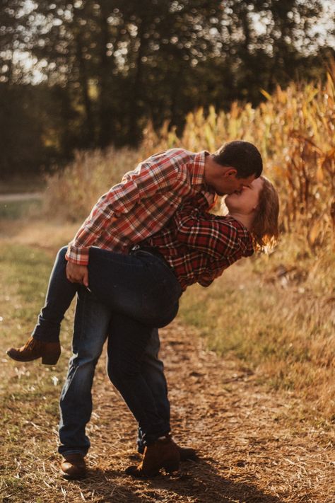 Couples Dipping Pose, Couple Photoshoot Kissing, Dip Pictures Couple, Couple Dip Photo, Dip Photo Pose, Dip Kiss, Couple Dipping Poses, Dip Kiss Photo, Chubby Couple Poses