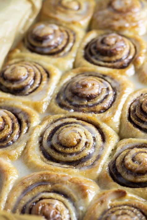 Cinnamon Rolls Vegan, Soft Cinnamon Rolls, Bread Cinnamon Rolls, Challah Bread Recipe, Challah Bread Recipes, Bread Cinnamon, Vegan Cinnamon Rolls, Vegan Junk Food, Vegan Cakes