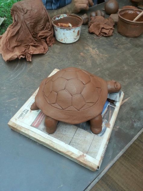 Terracotta tortoise made by me at a workshop Terracotta Art Sculpture, Easy Clay Sculptures, Clay Sculptures, Clay Stuff, Terracotta Clay, Tanah Liat, Simple Craft, Clay Tiles, Modeling Clay