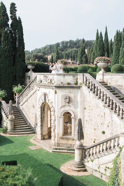 Breathtaking Italian countryside venue: http://www.stylemepretty.com/2016/04/07/an-italian-garden-wedding-fit-for-a-princess/ | Photography: Judy Pak - http://judypak.com/ بيوت ملكية, Italian Countryside, Italian Garden, A Castle, Tampa Florida, Take Pictures, Italy Wedding, Beautiful Architecture, Pretty Places