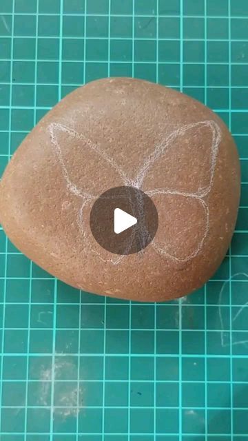 Rock Butterfly Painted Stones, 3d Rock Art, Butterfly Rock Painting Ideas, Rock Painting Butterfly, Rock Painting Ideas Butterfly, Cute Stone Painting, 3d Butterfly Painting, Butterfly Rock Painting, Easy Stone Painting