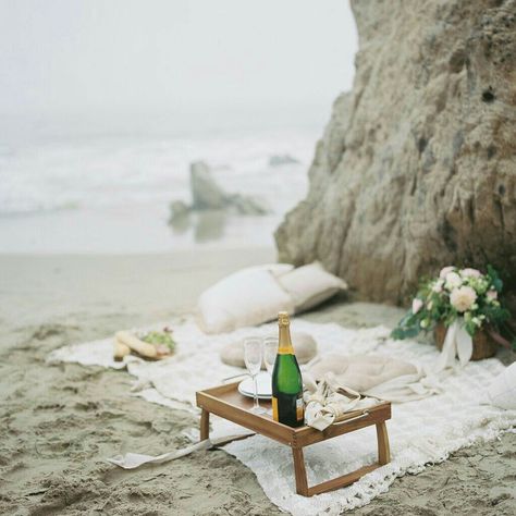 Romantic Beach Picnic, Beach Picnic Party, Picnic On The Beach, Beach Proposal, Sonoma Wine Country, Picnic Inspiration, Jamaica Vacation, Beach Pink, Romantic Picnics