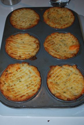 Potatoes In Muffin Tin Recipe, Roasted Mashed Potatoes, Healthy Chip Alternative, Baked Mashed Potatoes, Mash Potatoes, Potato Muffins, Muffin Tin Recipes, Mashed Potato Recipes, Potato Cakes