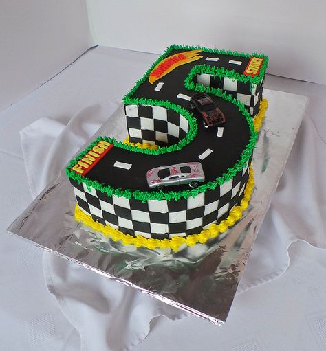 Nr 5 car racing themed birthday cake Racetrack Cake, Race Track Cake, Hot Wheels Themed Birthday Party, Bolo Hot Wheels, Hot Wheels Cake, Race Car Cakes, Wheel Cake, Hotwheels Birthday Party, Cars Birthday Cake