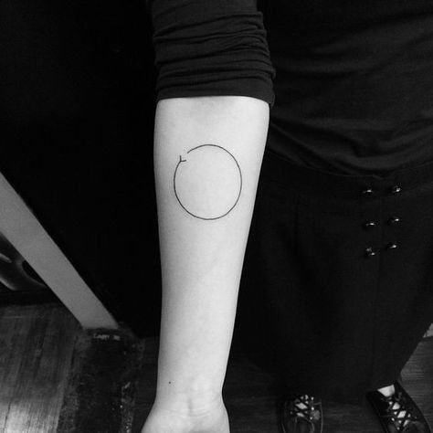 Circle Of Life Tattoo, Tattoo Circle, Aa Tattoos, Candy Tattoo, Iron Man Tattoo, Rock Tattoo, Geometric Origami, Chic Tattoo, Circle Tattoo