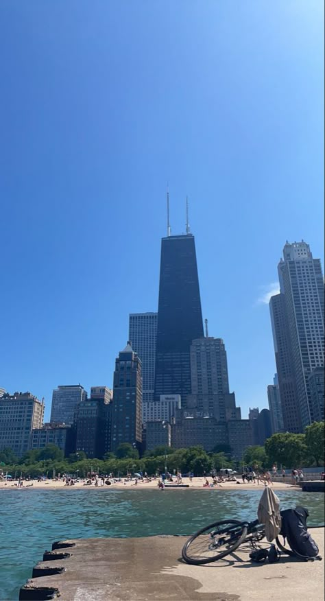 Chicago, summer, best friends, fun Chicago Beach Aesthetic, Chicago Summer Aesthetic, Lake Michigan Aesthetic, Chicago Lake Michigan, Travel Illinois, Beach Chicago, Honeymoon Vibes, Usa Life, Chicago Lakefront