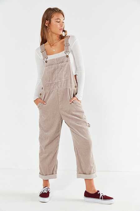 Style Salopette, Vestiti In Jeans, Corduroy Overall, Overalls Fashion, Overalls Outfit, 70s Outfits, Corduroy Overalls, Beige Outfit, Tulum