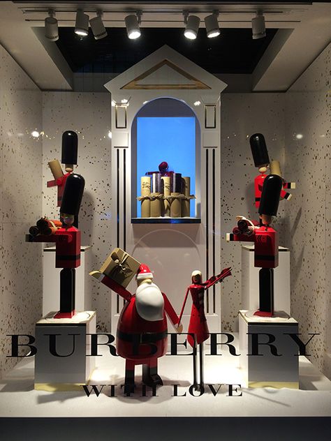 Mizhattan - Sensible living with style: *SUNDAY WINDOW SHOPPING* Burberry & Christian Dior (Nov. '15) Christmas Shop Window, Window Christmas, Holiday Window Display, Window Display Retail, Christmas Displays, Flower Christmas, Visual Merchandising Displays, Store Window Displays, Christmas Window Display