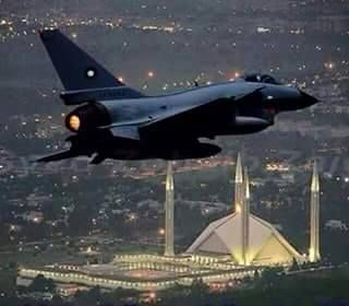 "Magnificent view of a PAF Jet going over Faisal Mosque in the evening !!! Pakistan Wallpaper, Ramzan Images, Faisal Mosque, Pakistan Air Force, Pakistan Defence, Pak Army Soldiers, Pakistan Armed Forces, Pakistan Travel, Military Wallpaper