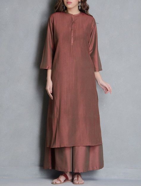 Designs Clothes, Long Kurti Designs, Salwar Kamiz, Dress Design Patterns, Kurti Designs Party Wear, Silk Kurta, Kurta Designs Women, Katan Silk, Designer Dresses Casual