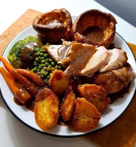 British Roast Dinner, Sunday Roast Chicken, Feast Ideas, Sunday Roast Dinner, Roast Beef Dinner, Roast Chicken Dinner, Ground Beef Pasta, Christmas Feast, Easy Chicken Breast