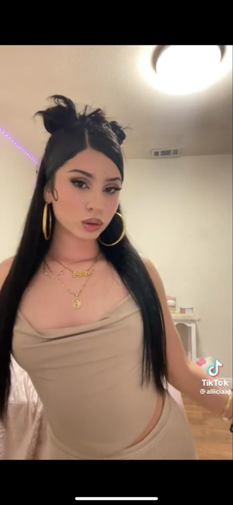 Right Side Hair Part Hairstyles, Baddie Hair Down Hairstyles, Baddie Hairstyles For Big Foreheads, Cute Simple Hairstyles Latina, Hairstyles For Straight Hair Baddie, Kali Uchis Concert Hairstyles, Double High Buns Hairstyle, Baddie Up Do Hairstyles, Medium Baddie Hairstyles