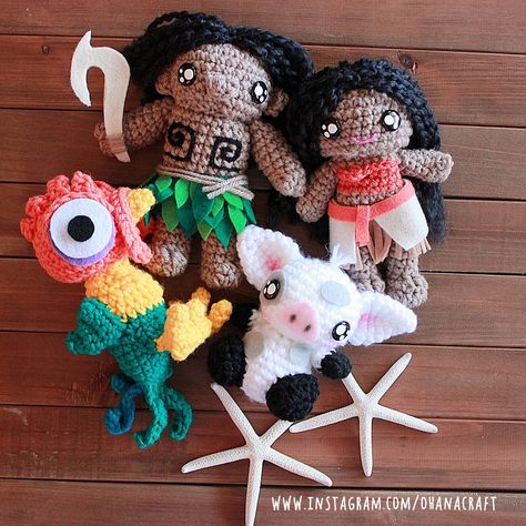 Moana Family inspired crochet dolls Meet Maui, Moanan, Hei Hei and Pua! Follow me: https://www.instagram.com/ohanacraft/ Hei Hei And Pua, Disney Crochet, Crochet Princess, Crochet Disney, Crocheted Toys, Creative Crochet, Disney Crafts, Doll Ideas, Amigurumi Toys