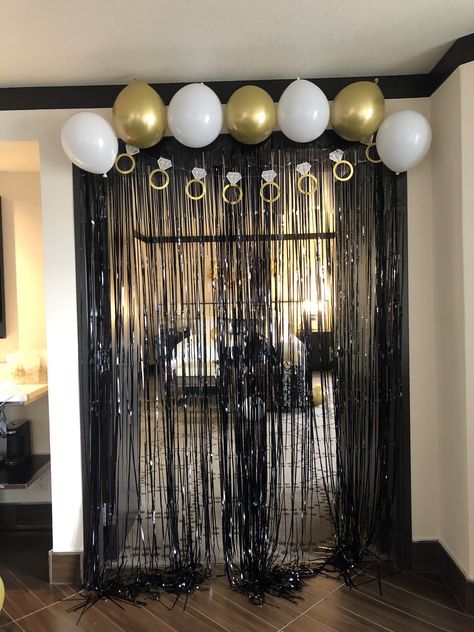 Photo backdrop Groom Shower Ideas Decorations, Bachelorette Cake Ideas Classy, Bachelorette Party Ideas Classy, Bachelor Night, Bride To Be Decorations, Bachelorette Diy, Bachelorette Balloons, Bachelorette Cake, Bride Quotes