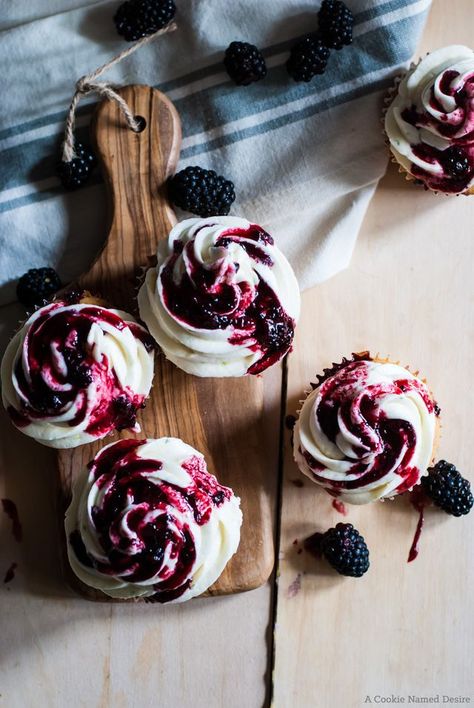 Blackberry cupcakes with lime frosting and blackberry drizzle Talitha Cumi, Lime Frosting, Blackberry Cupcakes, Drizzle Recipe, Delta Breezes, Lime Cupcakes, Blackberry Jam, Baking Cupcakes, Yummy Cupcakes