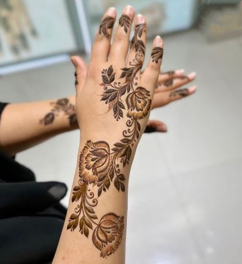 3d Mehndi, Back Hand Henna Design, Mehndi Designs New, Beautiful Arabic Mehndi Designs, Back Hand Henna, Khafif Mehndi Design, Heena Design, Floral Henna Designs, Random Clicks